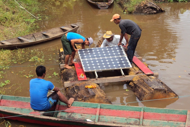 Instalando as placas solares na balsa flutuante.jpg